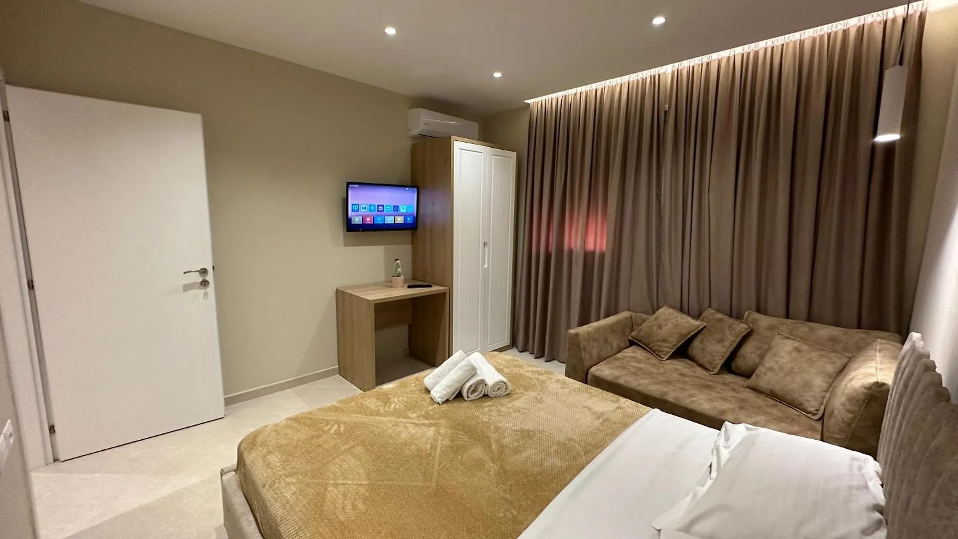 Beachfront Apartment With Balcony Vlore