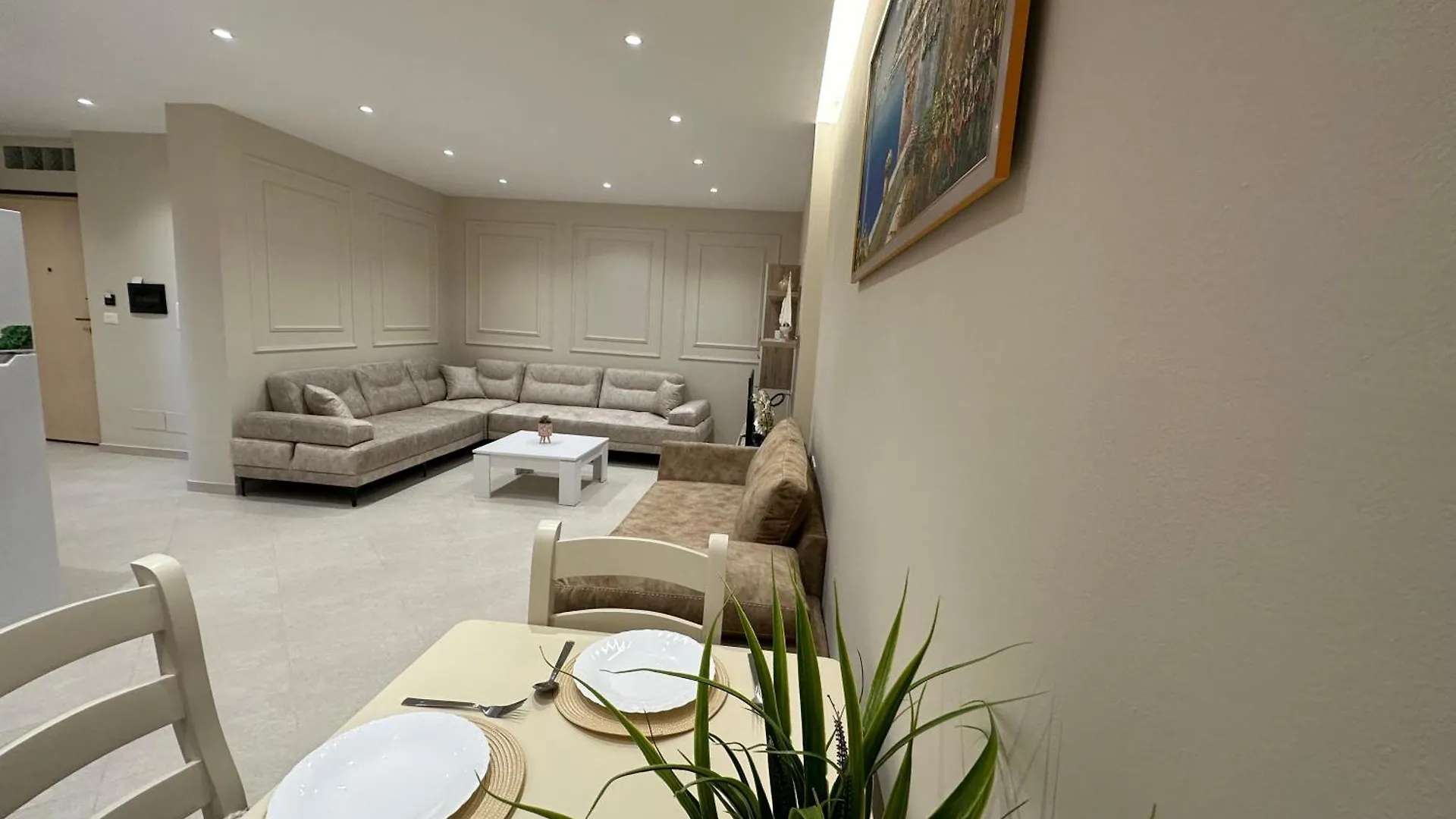 Beachfront Apartment With Balcony Vlorë